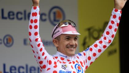 Richard Carapaz celebra en el podio vistiendo la camiseta de lunares, tras la Etapa 19 del Tour de Francia, el 19 de julio de 2024.