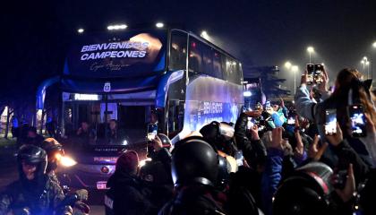 El bus de Argentina llega a Ezeiza el 15 de julio de 2024.