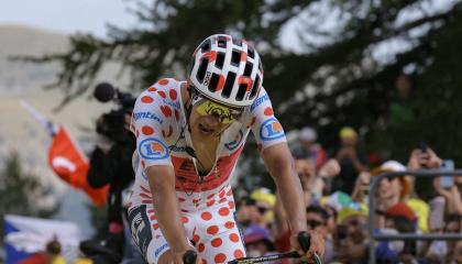 El ciclista ecuatoriano Richard Carapaz cruza la línea de meta de la Etapa 20 del Tour de Francia, el 20 de julio de 2024.