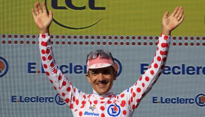 Richard Carapaz celebra en el podio vistiendo la camiseta de lunares luego de la Etapa 20 del Tour de Francia, el 20 de julio de 2024.