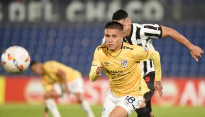 El mediocampista de la Universidad Católica, Layan Loor, durante el partido ante Libertad de Paraguay por la Copa Sudamericana, el 17 de julio de 2024.