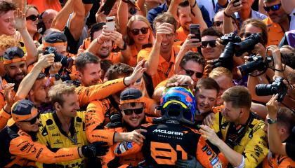 El piloto de McLaren, Oscar Piastri, celebra con el equipo McLaren tras ganar el Gran Premio de Hungría de Fórmula 1, el 21 de julio de 2024.