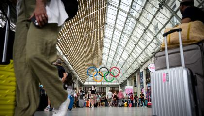 Los pasajeros caminan bajo los anillos olímpicos en la estación de tren Gare de Lyon, el 21 de julio de 2024, antes de los Juegos Olímpicos y Paralímpicos de París 2024.