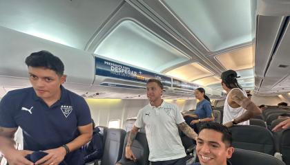 Ezequiel Piovi (medio) en el avión previo al viaje de Liga de Quito hasta La Paz, el 22 de julio de 2024.