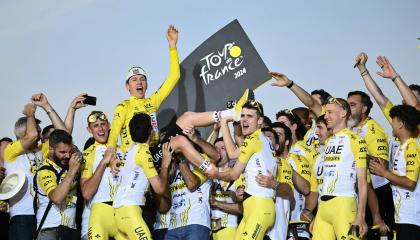 El esloveno Tadej Pogacar celebra la obtención del Tour de Francia el 21 de julio de 2024.