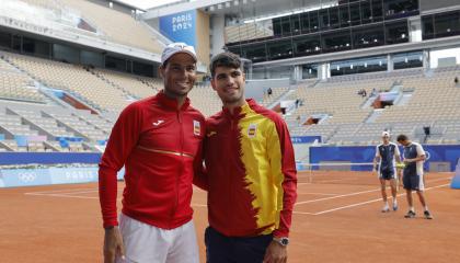 Rafa Nadal y Carlos Alcaraz, durante un entrenamiento en la Villa Olímpica, el 23 de julio de 2024.