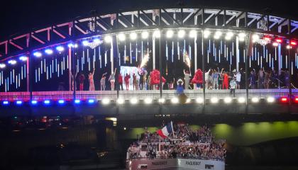 La delegación de Francia navega en el Río Sena, en la inauguración de los Juegos Olímpicos, el 26 de julio de 2024.