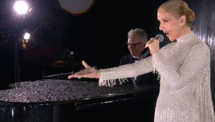 Tras 14 años de ausencia en los escenarios, la cantante canadiense Céline Dion reapareció en la Torre Eiffel durante la ceremonia de apertura de los Juegos Olímpicos de París 2024, en París, el 26 de julio de 2024.