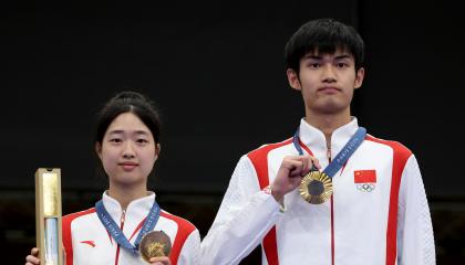 Los chinos Huang Yuting and Sheng Lihao ganaron la primera medalla de oro de los Juegos Olímpicos de París, el 27 de julio de 2024.