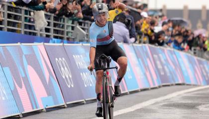 Remco Evenepoel celebrando el oro en la prueba contrarreloj individual de los Juegos Olímpicos de París, 27 de julio de 2024.