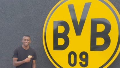 Justin Lerma con el logo del Borussia Dortmund, 27 de julio de 2024.