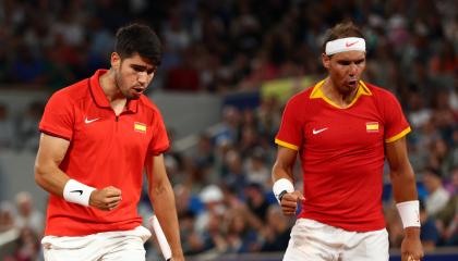 Rafael Nadal y Carlos Alcaraz de España celebrando su victoria durante su partido de primera ronda de dobles masculino, 27 de julio de 2024.