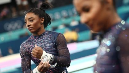 Simone Biles en un entrenamiento en las barras asimétricas en los Juegos Olímpicos de París, 25 de julio de 2024.