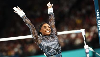 Simone Biles después de realizar su salto en barras asimétricas durante la clasificación femenina de los Juegos Olímpicos de París, 28 de julio de 2024.