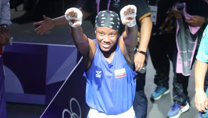 María José Palacios celebra su victoria ante Tyla Mcdonald por los octavos de final de la categoría 60 kilogramos del boxeo femenino.