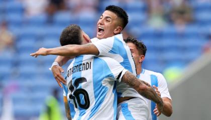 Thiago Almada feste su gol ante Ucrania junto a Nicolás Otamendi y Giuliano Simeone este martes 30 de julio de 2024.