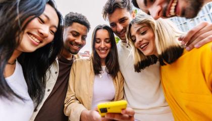 Grupo de jóvenes usando su celular.