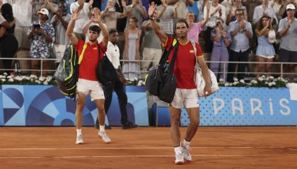 Los tenistas españoles Rafa Nadal y Carlos Alcaraz saludan tras perder ante los estadounidenses Austin Krajicek y Rajee Ram en los cuartos de final de los Juegos Olímpicos, el 31 de julio de 2024.