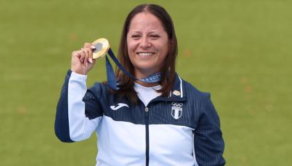 La medallista de oro Adriana Ruano Oliva de Guatemala celebra después de ganar el evento de Tiro al Plato Femenino, 31 de julio de 2024.