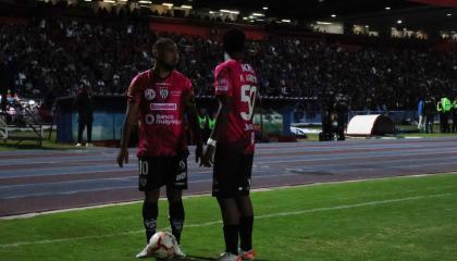 Junior Sornoza y Keny Arroyo, durante el partido ante Olmedo en Riobamba, por Copa Ecuador, el 31 de julio de 2024.