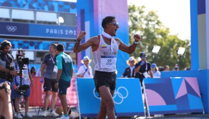 Daniel Pintado celebra su medalla de oro en los Juegos Olímpicos de París 2024.