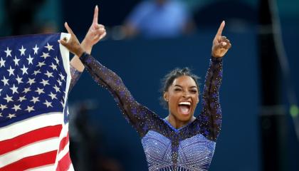 Simone Biles festeja se segunda medalla de oro en los Juegos Olímpicos de París 2024 este jueves 1 de agosto.