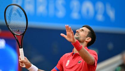 Novak Djokovic durante su partido ante Stefano Tsitsipas este jueves 1 de agosto de 2024.