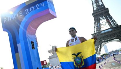 El ecuatoriano Brian Daniel Pintado celebra su triunfo en los 20 km marcha en los Juegos Olímpicos de París 2024