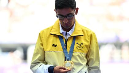 Daniel Pintado mira a su medalla de oro de los Juegos Olímpicos, el 2 de agosto de 2024.