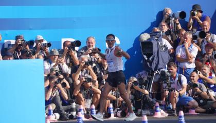 El marchista Daniel Pintado luego de cruzar primero la meta de los 20 kilómetros marcha y consagrarse campeón olímpico, el 1 de agosto de 2024.