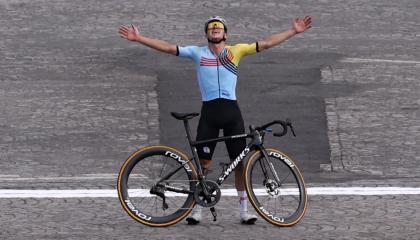 El belga Remco Evenepoel festeja la medalla dorada en los Juegos Olímpicos de París, el 3 de agosto de 2024.