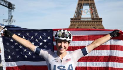 Kristen Faulkner, con la bandera de Estados Unidos, en la meta en París, el 4 de agosto de 2024.