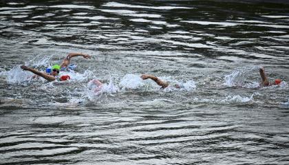 Triatletas compiten en la prueba de triatlón en el río Sena, el 31 de julio de 2024.