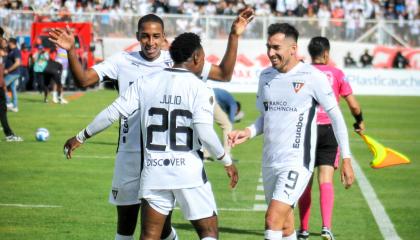 Jugadores de Liga de Quito festejando su gol ante Macará, 4 de agosto de 2024.