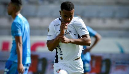 Óscar Zambrano festeja su gol en el partido de Liga de Quito ante Macará, el 4 de agosto de 2024.