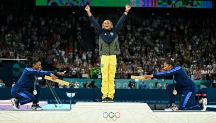 Simone Biles y Jordan Chiles alaban a Rebeca Andrade en el podio en los Juegos Olímpicos, el 5 de agosto de 2024.