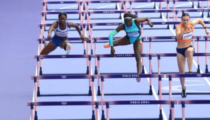 Maribel Caicedo durante su participación en los 100 metros con vallas, en los Juegos Olímpicos de París, el 9 de agosto de 2024.