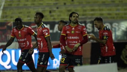 Los jugadores de Deportivo Cuenca festejan un gol ante Orense, por la LigaPro, el 9 de agosto de 2024.