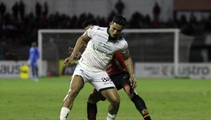 Miguel Parrales, de Orense, defiende una pelota ante Deportivo Cuenca, el 9 de agosto de 2024.