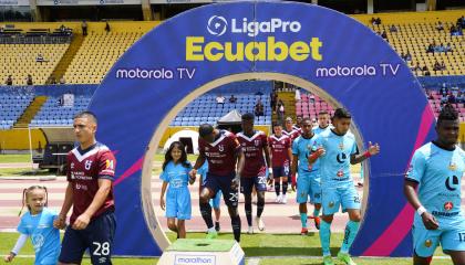 Los jugadores de Universidad Católica y Libertad salen a la cancha del estadio Atahualpa, el 10 de agosto de 2024.