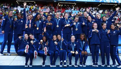 Jugadoras de la selección de Estados Unidos con la medalla de oro, 10 de agosto de 2024.