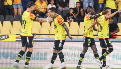 Jugadores de Barcelona SC celebrando su gol ante Independiente del Valle, 10 de agosto de 2024.