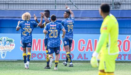 Jugadores de Delfín celebrando su gol sobre Imbabura, 11 de agosto de 2024.