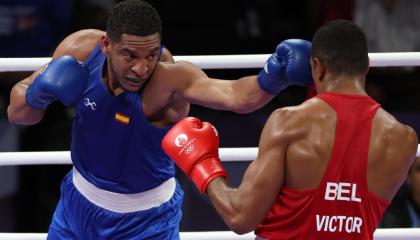 El boxeador cubano Enmanuel Reyes Pla (azul) durante su combate con el belga Victor Scheltraete para el equipo de España.