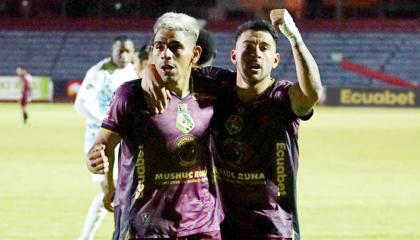 Jugadores de Mushuc Runa celebrando su gol ante Emelec, 11 de agosto de 2024.