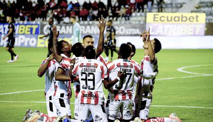 Los jugadores de Técnico Universitario celebran un gol ante Aucas, en Ambato, el 12 de agosto de 2024.