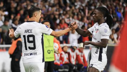 Alex Arce y Ricardo Adé celebran un gol con Liga de Quito por Copa Sudamericana, en el estadio Rodrigo Paz Delgado, el 18 de julio de 2024.