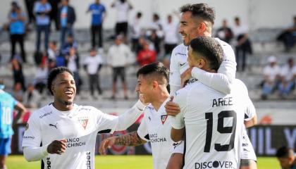 Jugadores de Liga de Quito celebrando su gol ante Macará,4 de agosto de 2024.