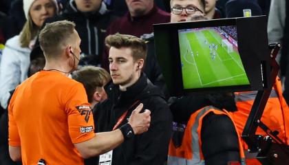 Un árbitro revisando una jugada en el VAR en un partido entre el Aston Villa y el Chelsea, 17 de abril de 2024.