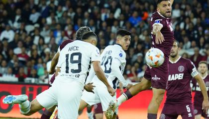 Alex Arce marca un gol en el partido de Liga de Quito ante Lanús por la Copa Sudamericana, el 14 de agosto de 2024.